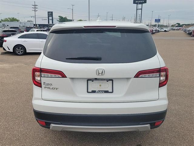 Photo of 2021 White Honda Pilot