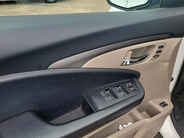 Photo of 2021 White Honda Pilot