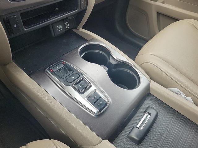 Photo of 2021 White Honda Pilot