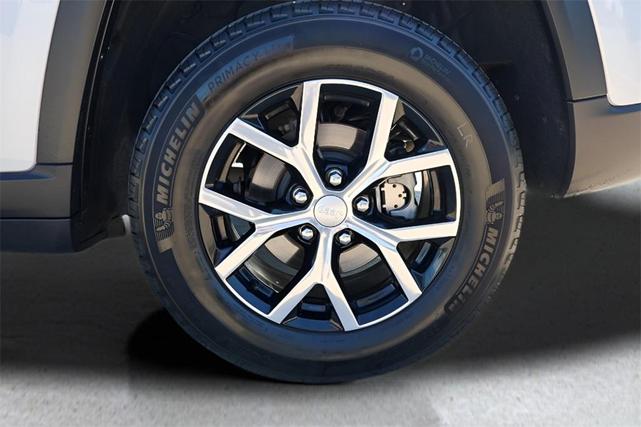 Photo of 2024 Silver Zynith Jeep Grand Cherokee