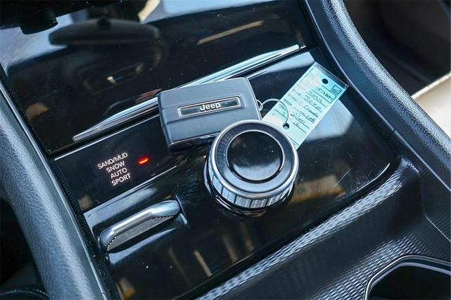Photo of 2024 Silver Zynith Jeep Grand Cherokee