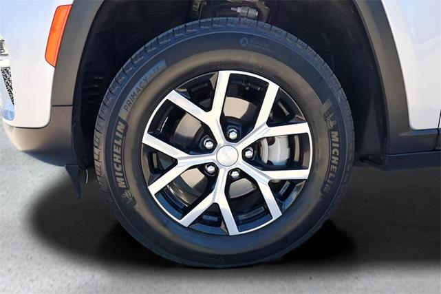 Photo of 2024 Silver Zynith Jeep Grand Cherokee