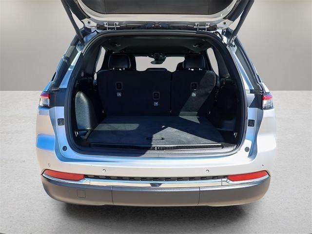Photo of 2024 Silver Zynith Jeep Grand Cherokee