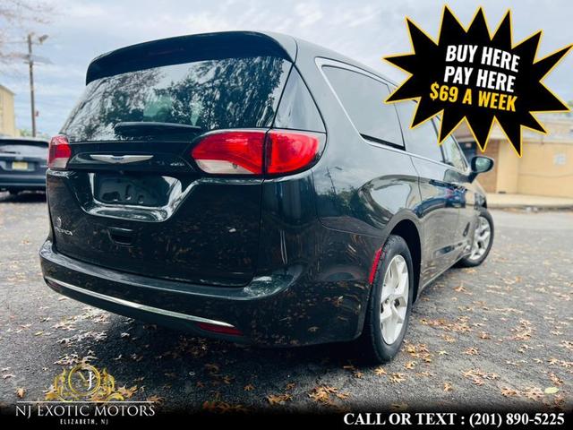 Photo of 2018 Black Chrysler Pacifica