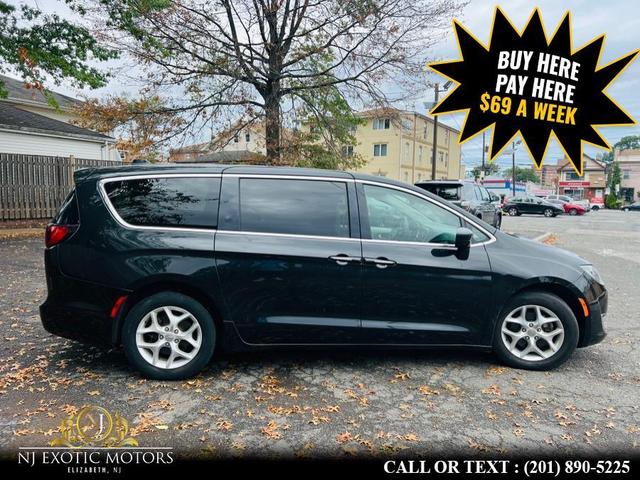 Photo of 2018 Black Chrysler Pacifica