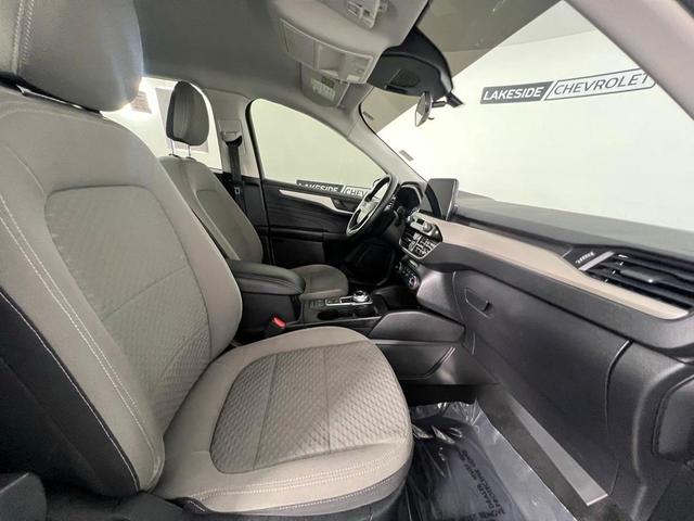 Photo of 2022 Oxford White Ford Escape