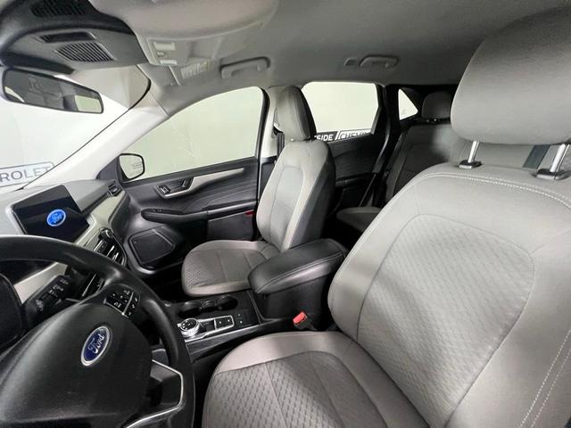 Photo of 2022 Oxford White Ford Escape