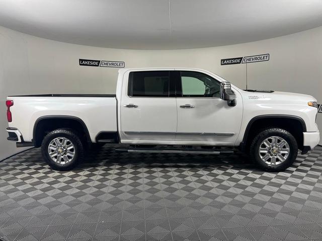 Photo of 2024 Iridescent Pearl Tricoat Chevrolet Silverado 2500