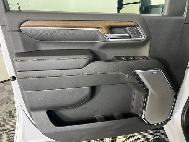 Photo of 2024 Iridescent Pearl Tricoat Chevrolet Silverado 2500