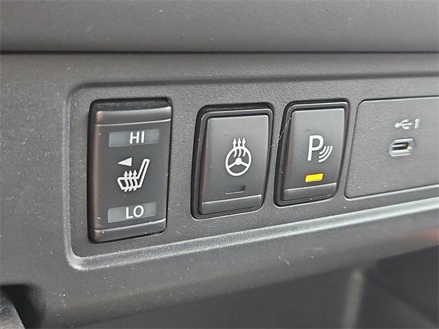 Photo of 2023 Glacier White Nissan Frontier
