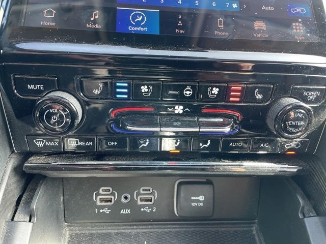 Photo of 2023 Metallic Jeep Grand Cherokee L