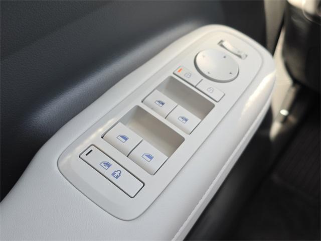 Photo of 2025 White Hyundai SANTA FE HEV