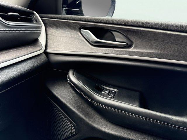 Photo of 2023 Baltic Gray Metallic Clearcoat Jeep Grand Cherokee L