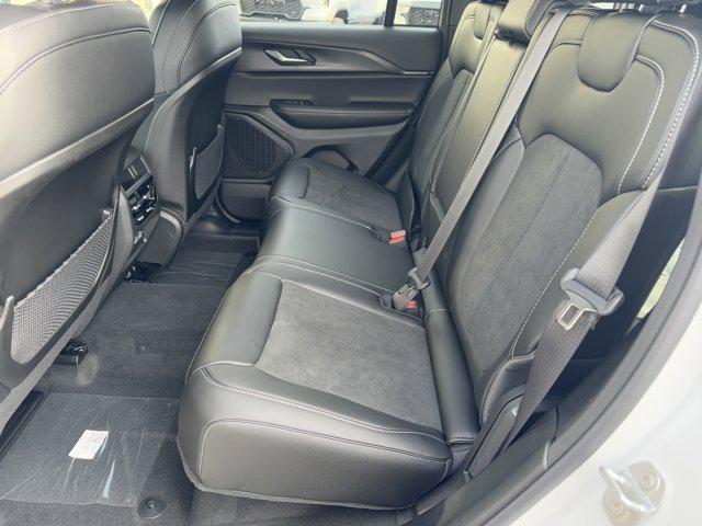 Photo of 2025 Bright White Clearcoat Jeep Grand Cherokee