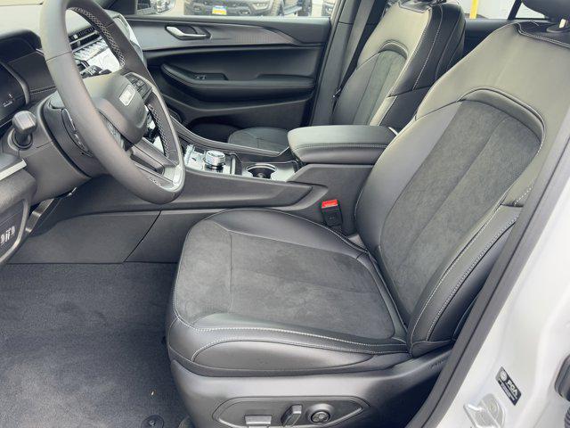 Photo of 2025 Bright White Clearcoat Jeep Grand Cherokee