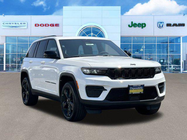 Photo of 2024 Bright White Clearcoat Jeep Grand Cherokee