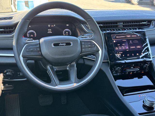 Photo of 2025 Diamond Black Crystal Pearlcoat Jeep Grand Cherokee