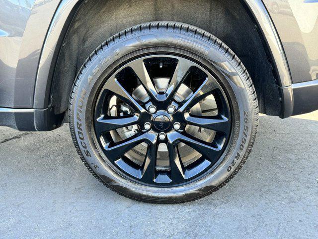 Photo of 2018 Granite Crystal Metallic Clearcoat Jeep Grand Cherokee