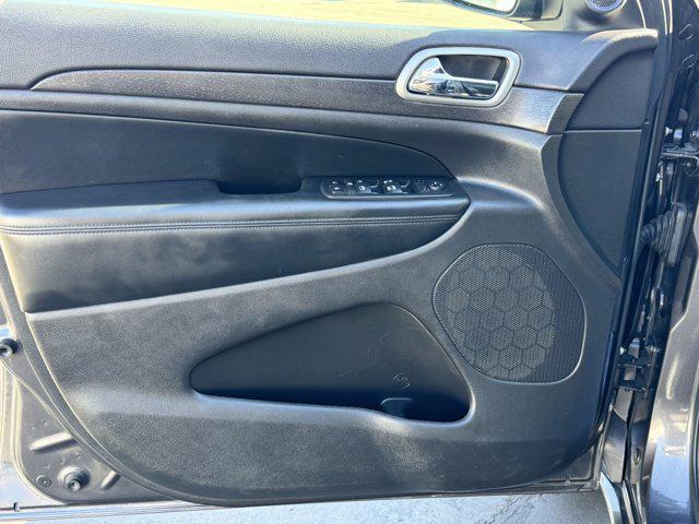 Photo of 2018 Granite Crystal Metallic Clearcoat Jeep Grand Cherokee