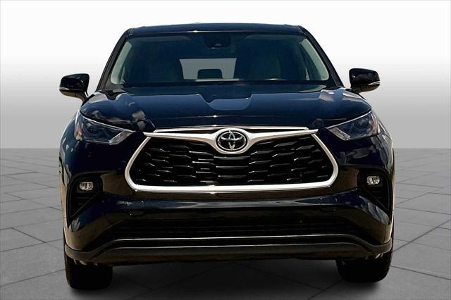 Photo of 2023 Midnight Black Metallic Toyota Highlander