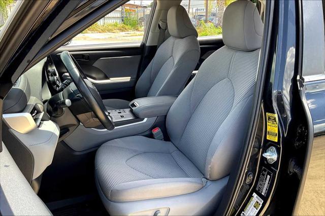 Photo of 2023 Midnight Black Metallic Toyota Highlander