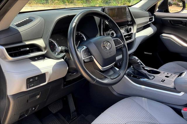 Photo of 2023 Midnight Black Metallic Toyota Highlander