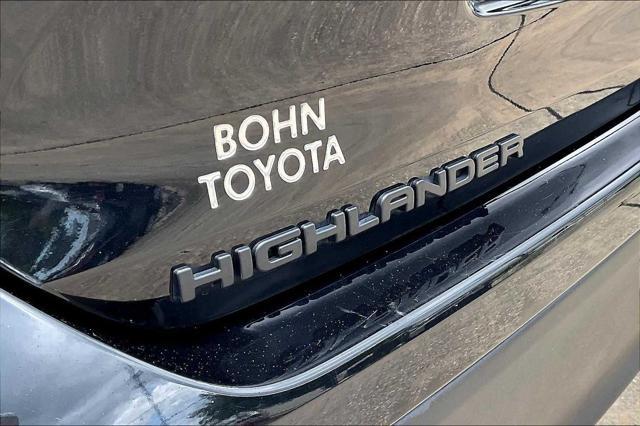 Photo of 2023 Midnight Black Metallic Toyota Highlander