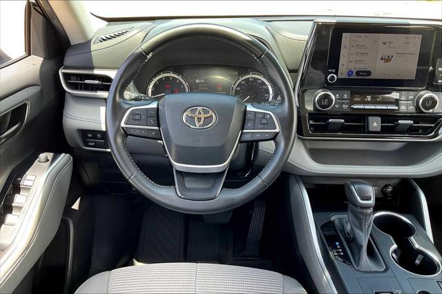 Photo of 2023 Midnight Black Metallic Toyota Highlander