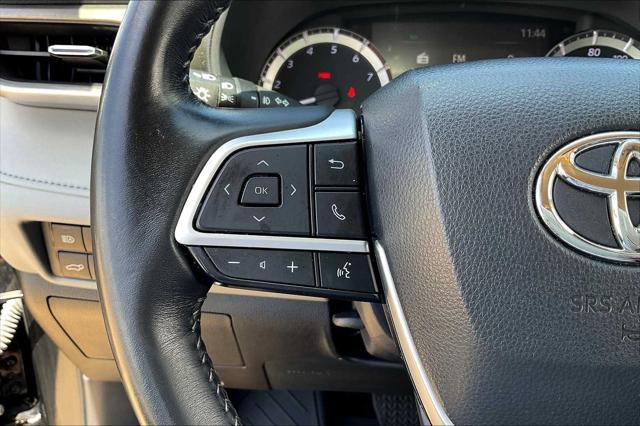 Photo of 2023 Midnight Black Metallic Toyota Highlander