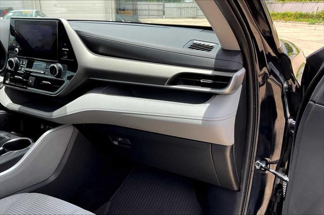 Photo of 2023 Midnight Black Metallic Toyota Highlander