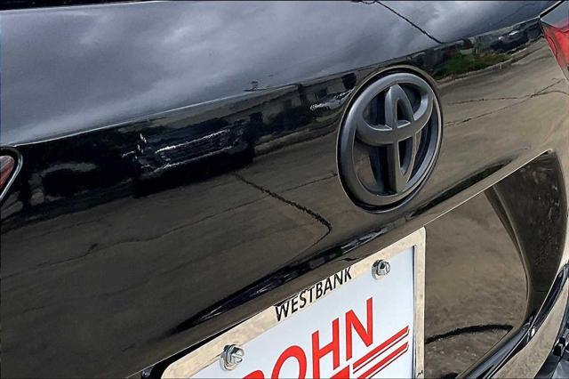 Photo of 2023 Midnight Black Metallic Toyota Highlander