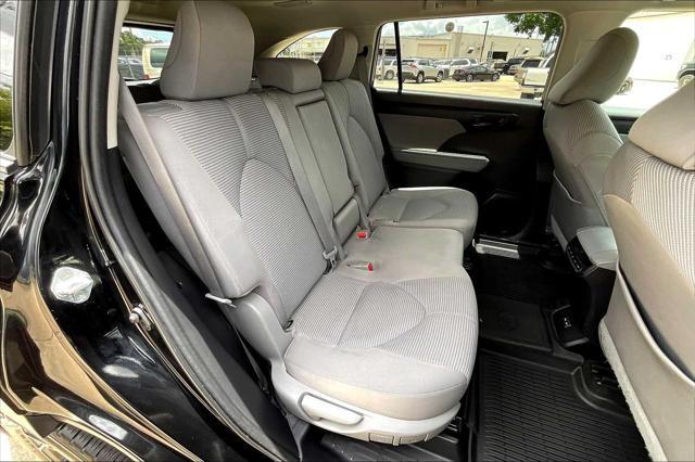 Photo of 2023 Midnight Black Metallic Toyota Highlander