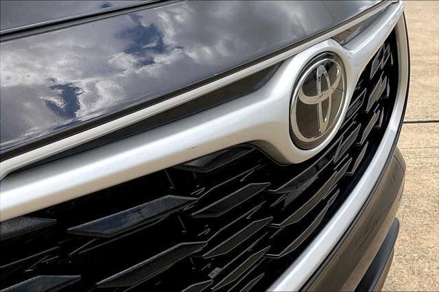 Photo of 2023 Midnight Black Metallic Toyota Highlander