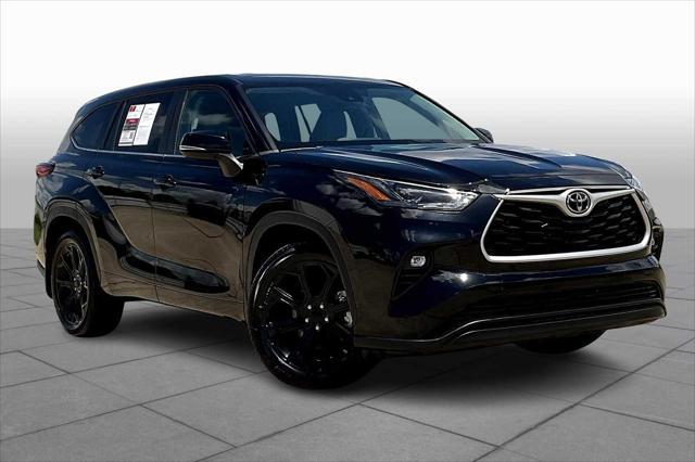 Photo of 2023 Midnight Black Metallic Toyota Highlander