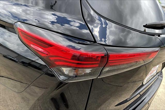 Photo of 2023 Midnight Black Metallic Toyota Highlander