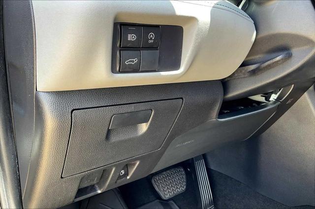 Photo of 2023 Midnight Black Metallic Toyota Highlander
