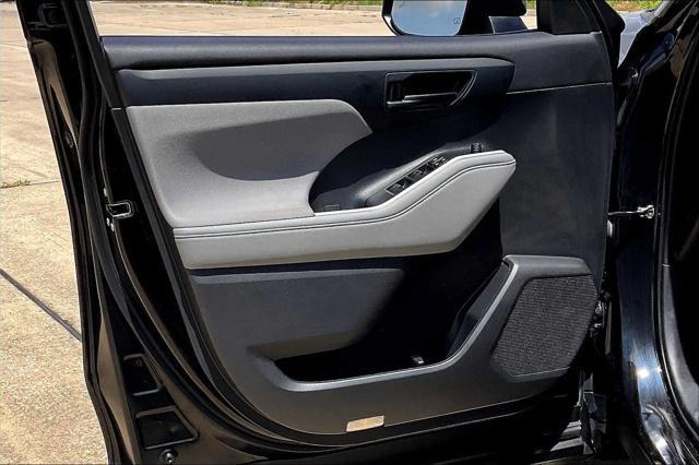 Photo of 2023 Midnight Black Metallic Toyota Highlander