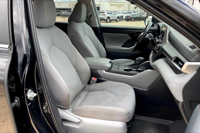 Photo of 2023 Midnight Black Metallic Toyota Highlander