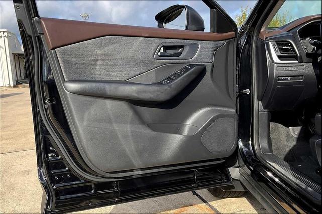 Photo of 2023 Super Black Nissan Rogue