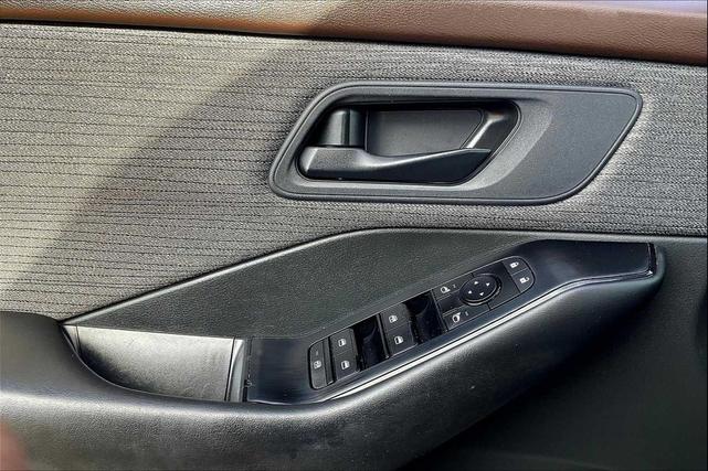 Photo of 2023 Super Black Nissan Rogue
