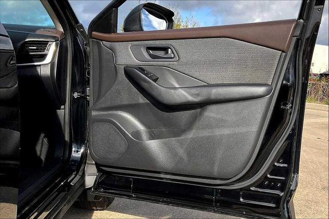 Photo of 2023 Super Black Nissan Rogue