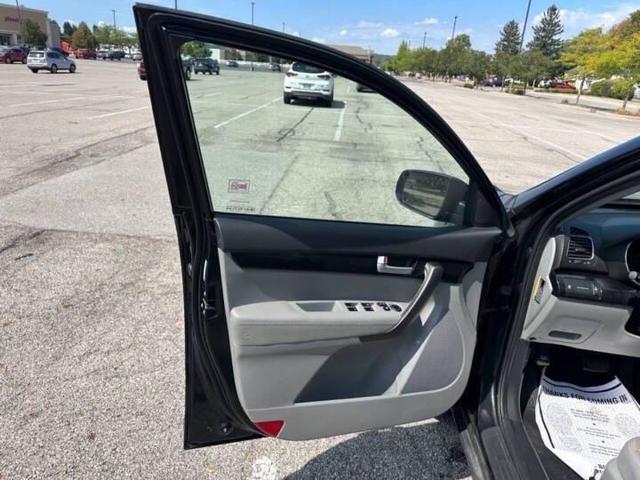 Photo of 2015 Ebony Black Kia Sorento