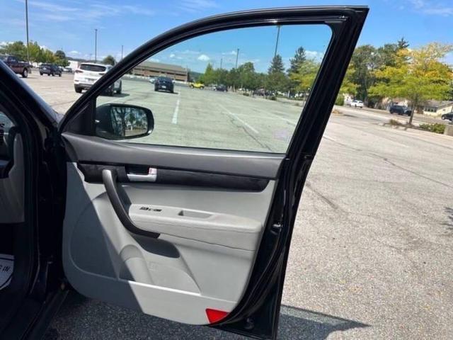 Photo of 2015 Ebony Black Kia Sorento