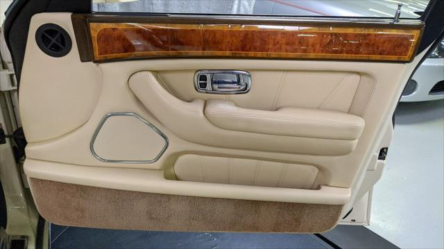 Photo of 2000 White Rolls-Royce Silver Seraph