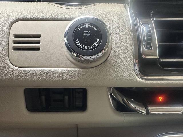 Photo of 2020 White Lincoln Navigator