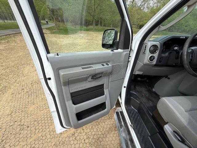 Photo of 2014 Oxford White Ford E250
