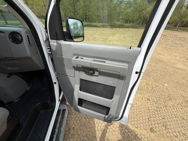 Photo of 2014 Oxford White Ford E250