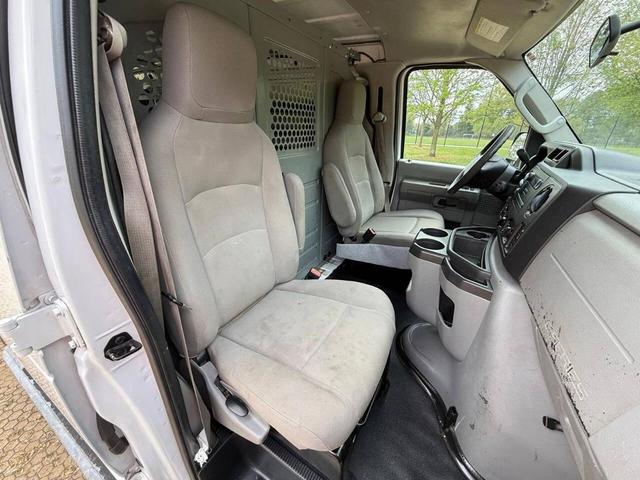 Photo of 2014 Oxford White Ford E250
