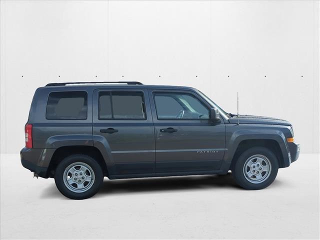 Photo of 2016 Granite Crystal Metallic Clearcoat Jeep Patriot