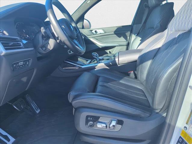 Photo of 2021 Mineral White Metallic BMW X7